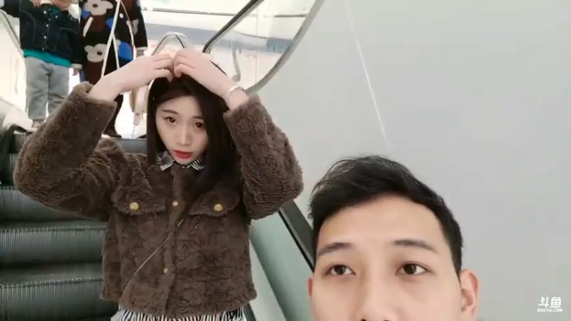 彪哥和女嘉宾逛街，想找娃娃机玩