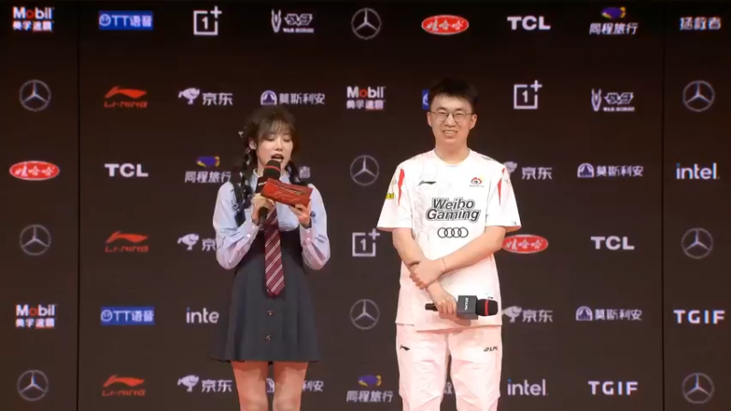 2023LPL春季赛 WBG上台接受采访，和粉丝合影