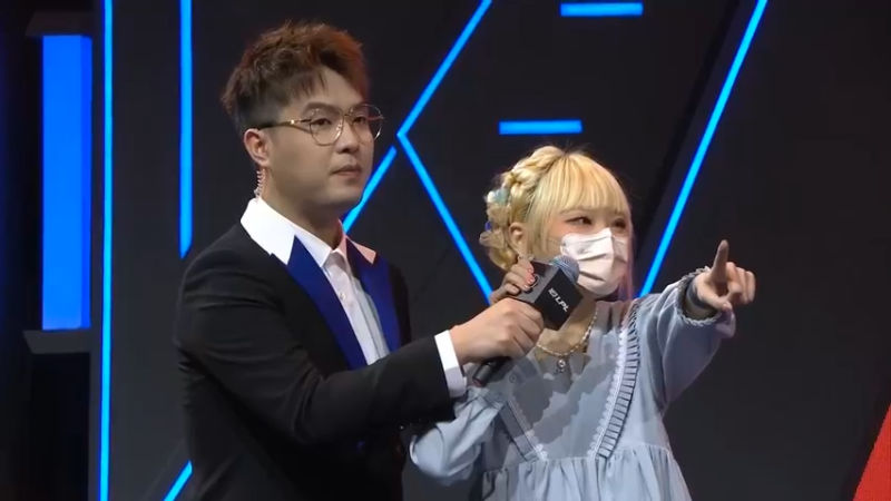 2023LPL春季赛 JDG选手上台和粉丝互动合影