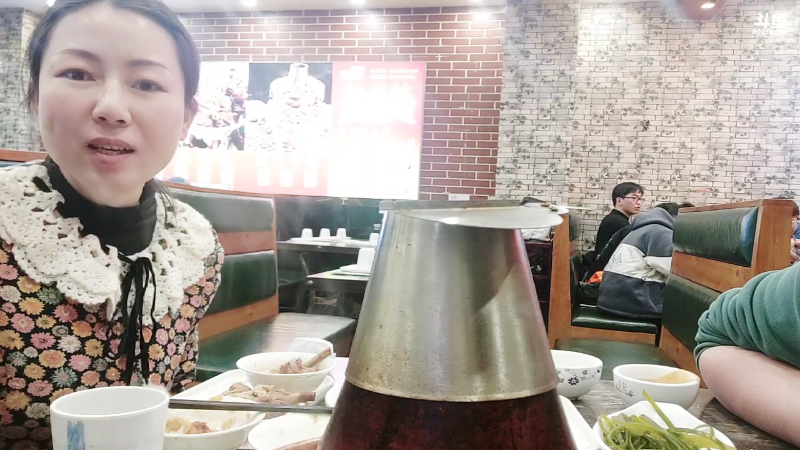我在斗鱼看天津美食胡子直播户外