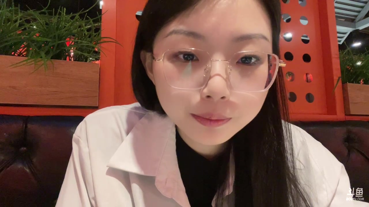 【2023-03-03 16点场】美女小莹：今天跟浪弟弟一起户外玩咯~