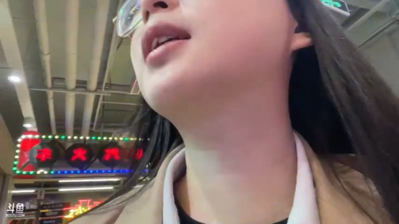【2023-03-03 18点场】美女小莹：今天跟浪弟弟一起户外玩咯~