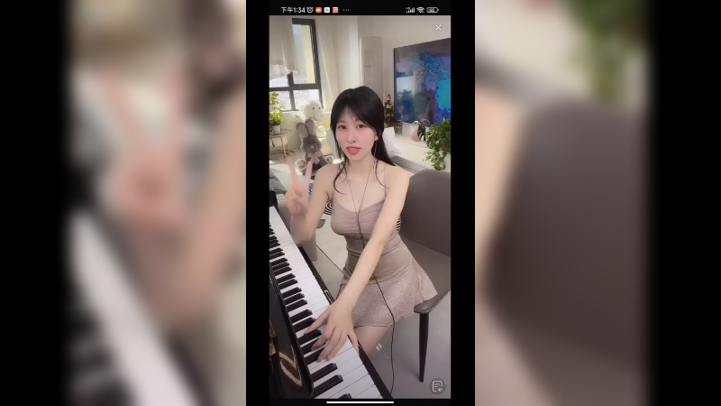 美女小姐姐喜欢弹琴，说话好听