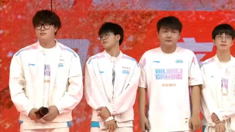 2023LPL春季赛美女主持人采访BLG女粉丝