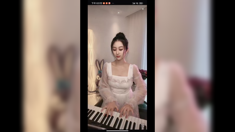 美女小姐姐弹琴很好听，好优雅