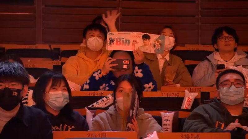 2023LPL春季赛美女主持人采访粉丝，粉丝说是阿斌的粉丝