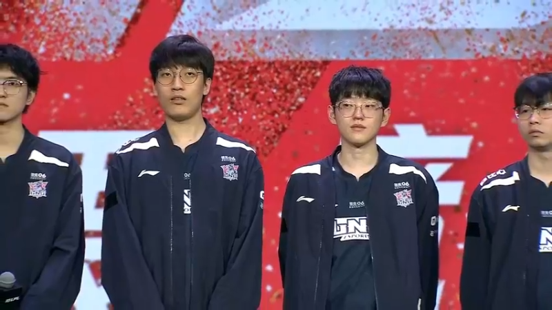 2023LPL春季赛 女粉丝上台和LNG选手合影