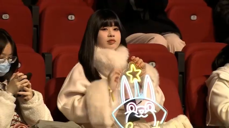 2023LPL春季赛LNG上台和粉丝合影