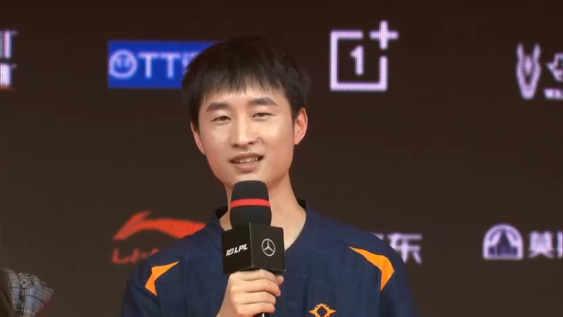 2023LPL春季赛 OMG上台和粉丝合影