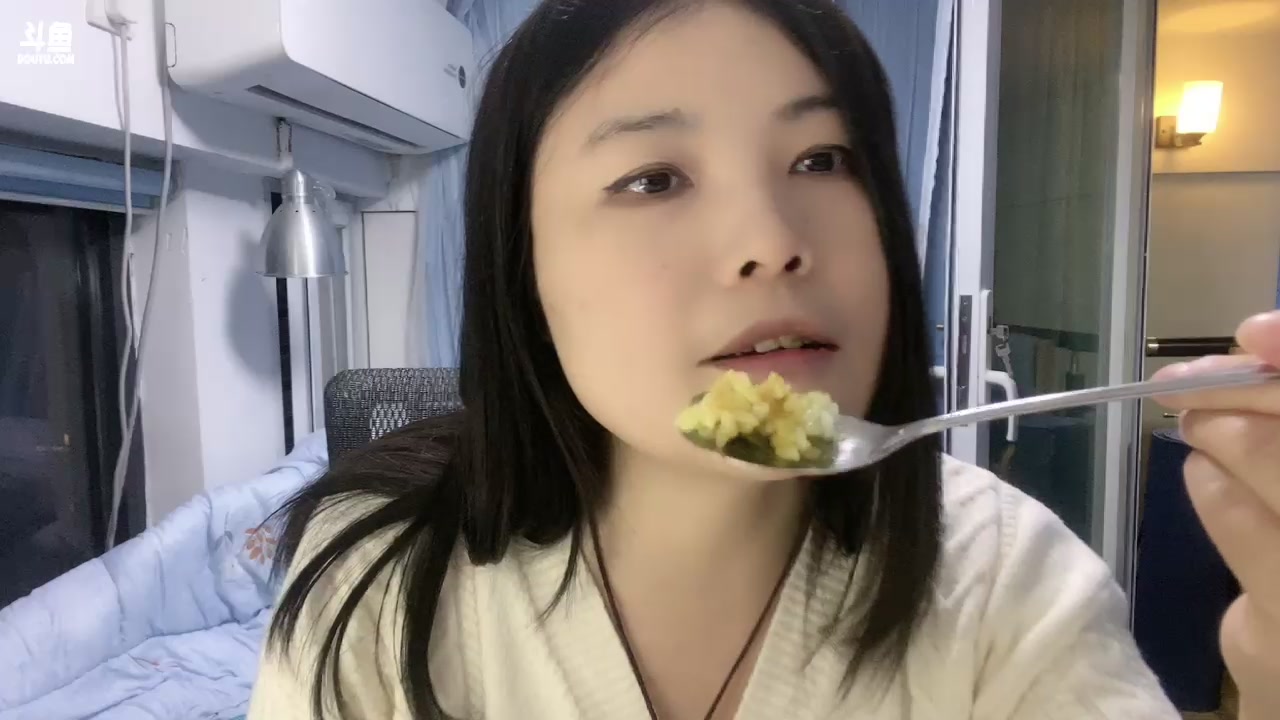 【2023-03-05 21点场】夹克兔：十分钟没吃东西了，好饿啊