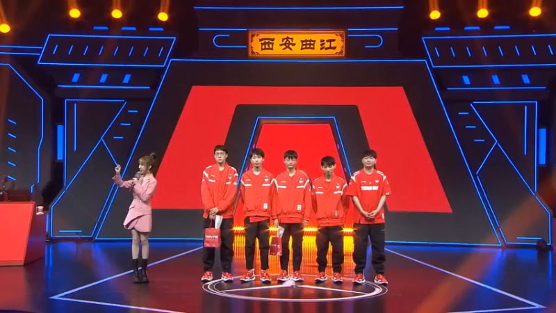 2023LPL春季赛WE和粉丝合影，女粉丝打扮成金克斯