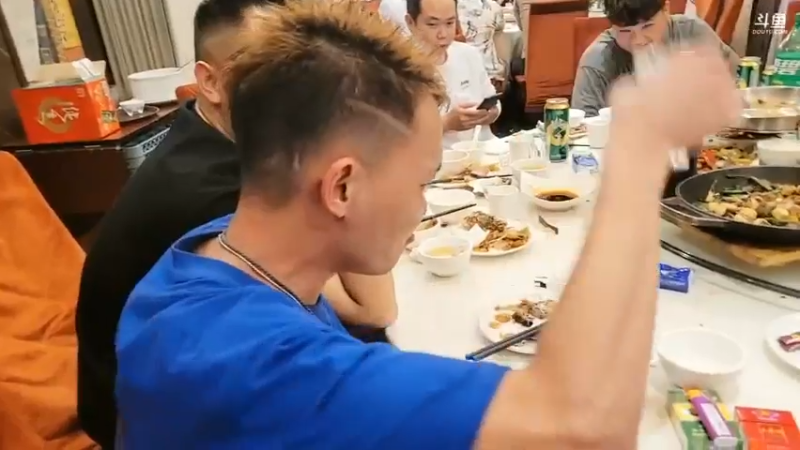 肖哥在广州和粉丝聚会，陆续还有粉丝来