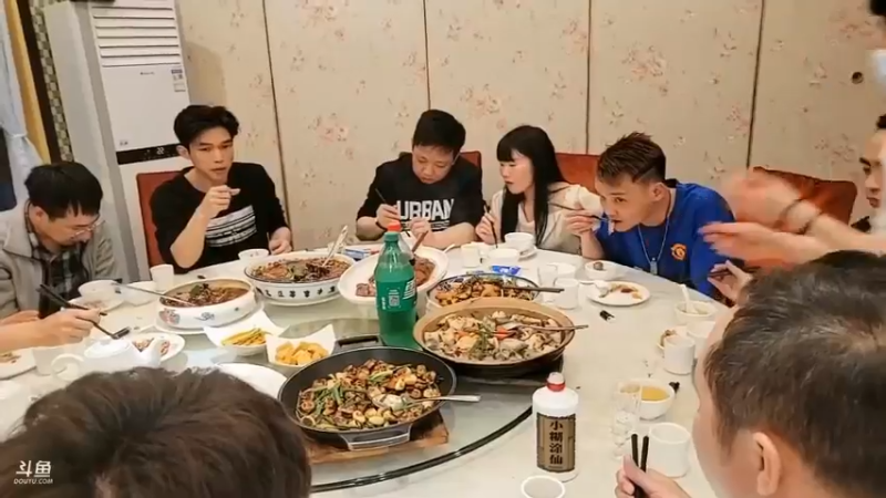 肖哥和大家吃饭，大家说三桌差不多一万