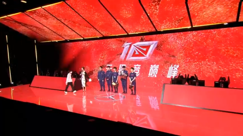 2023LPL春季赛 女粉丝送礼物给韩国选手