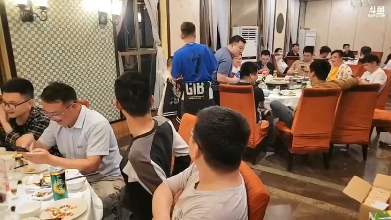 喝酒还是CC哥猛，主动敬酒，单挑