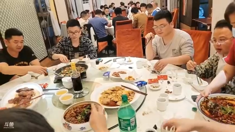 肖哥在广州和大家聚会吃饭，有大哥带了一个女朋友