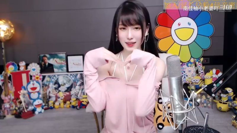 腐团儿：粉色吊带大美女