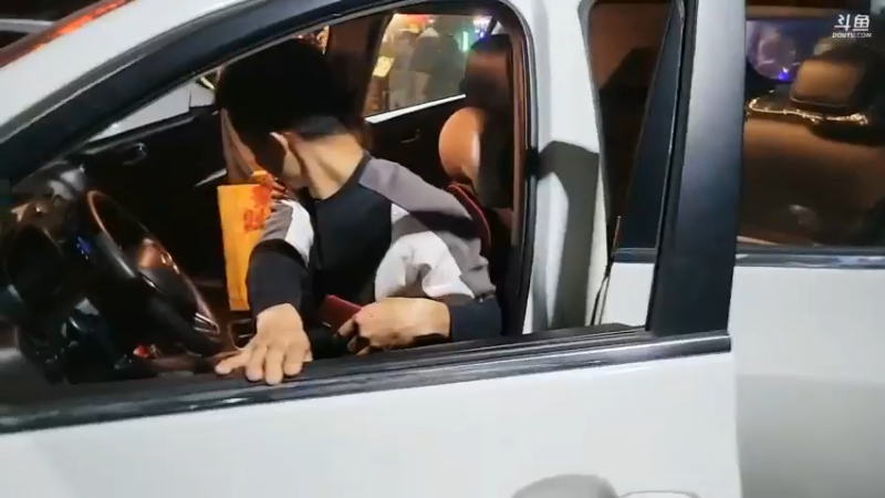 肖哥广州聚会，水友带一箱酒来