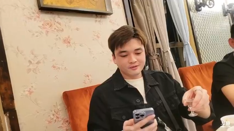 肖哥让粉丝自己报名喝酒敬大家