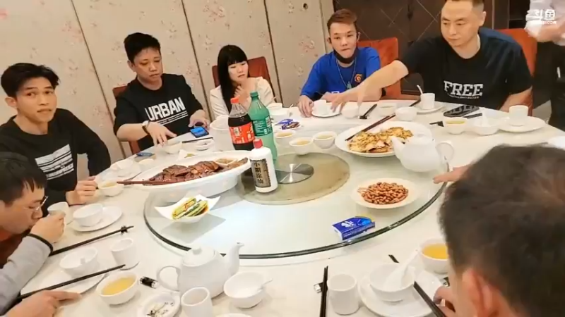 肖哥和粉丝聚会吃大餐，美滋滋