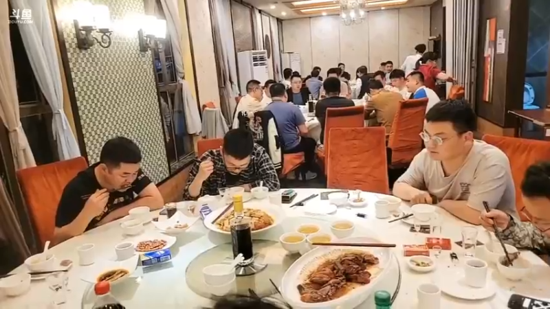 肖哥在广州番禺和粉丝聚会吃饭，先看粉丝吃