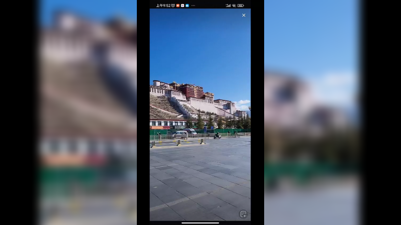 西藏布达拉宫对面的马路很宽，散步好啊