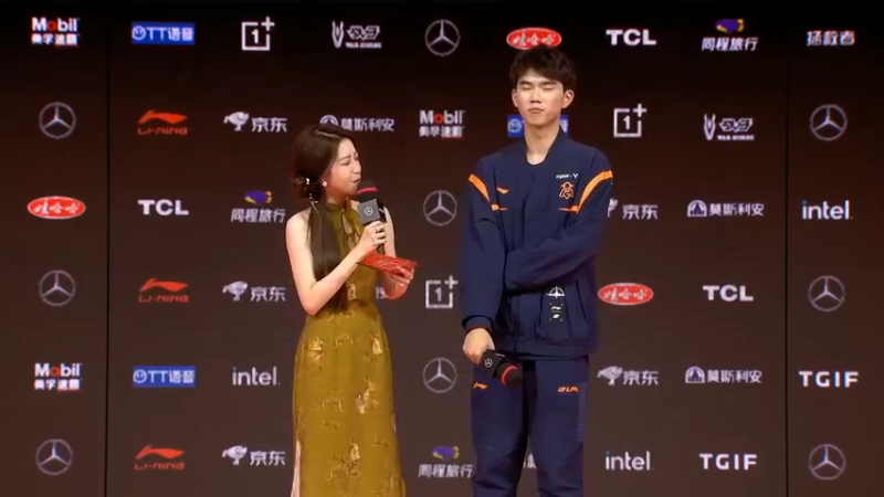 2023LPL春季赛FPX选手和粉丝合影