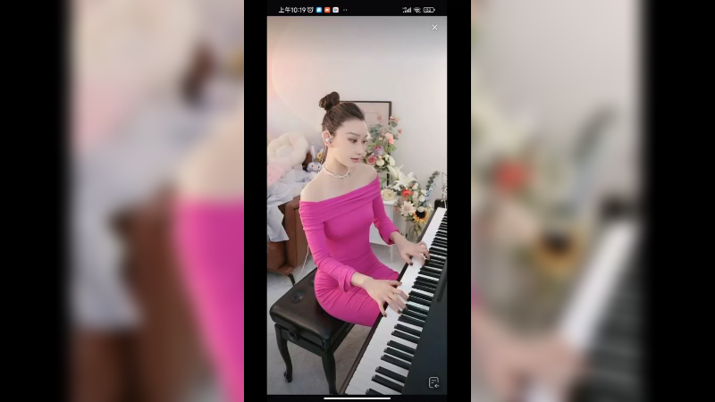 美女小姐姐穿粉红色衣服弹琴好听