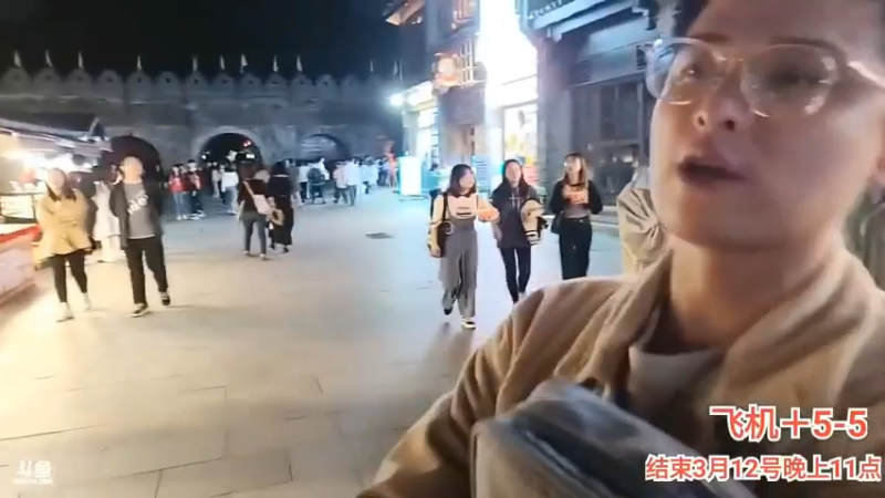 博哥在桂林想帮小吃店老板卖吃的，但是糖葫芦需要现做，不行