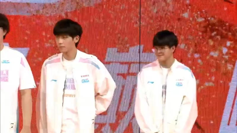 2023LPL春季赛BLG选手和粉丝合影