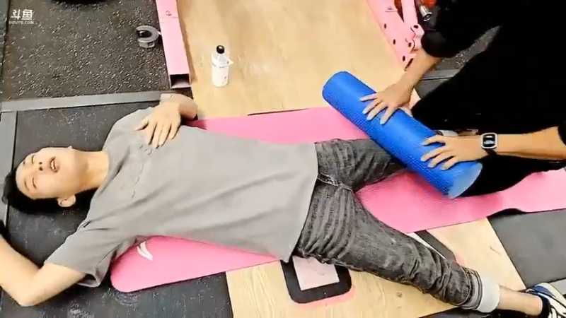 博哥看黑人毅帮彪哥压腿，看起来好难受啊