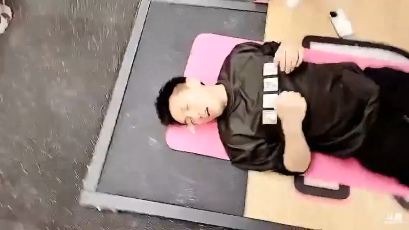 黑人毅帮博哥压腿健身，博哥受不了啊