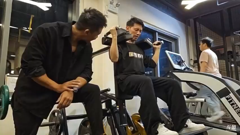 博哥和兄弟们在健身房运动，黑人毅帮忙健身