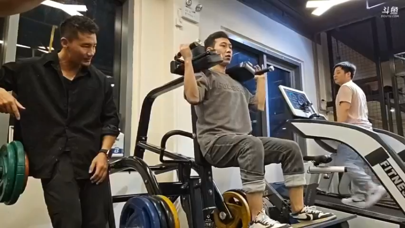 博哥和黑人毅一起直播健身，有意思啊