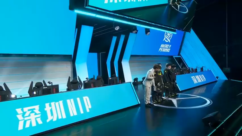 2023LPL春季赛NIP 2:1 IG ，选手上台和粉丝合影