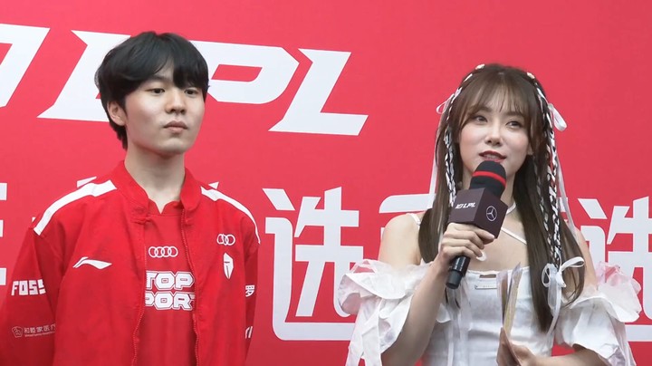 2023LPL春季赛 美女主持人小钰采访肉鸡，好漂亮啊