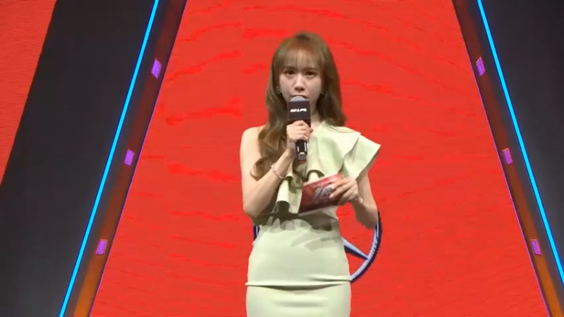 2023LPL春季赛 WE选手上台和粉丝合影