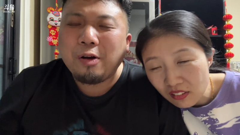 我在斗鱼看天津美食胡子直播户外