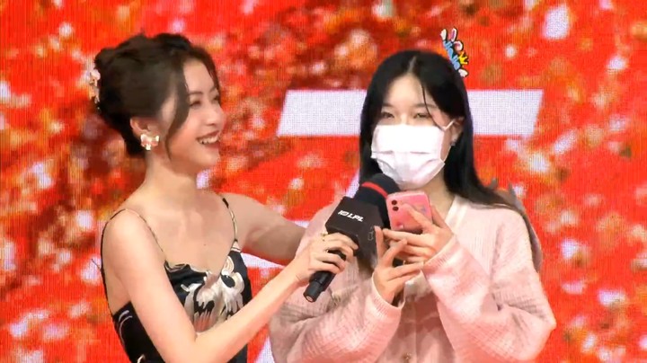 2023LPL春季赛 EDG选手和粉丝合影