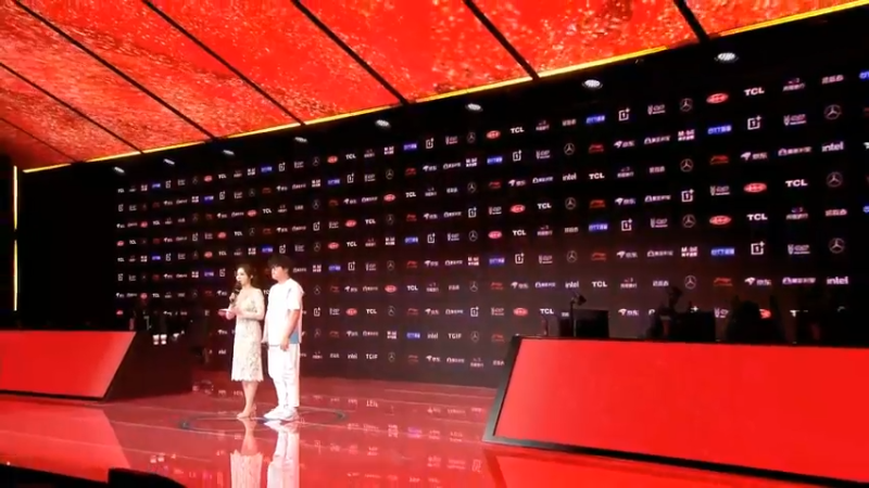 2023LPL春季赛 美女主持人余霜采访阿兵，阿兵困了