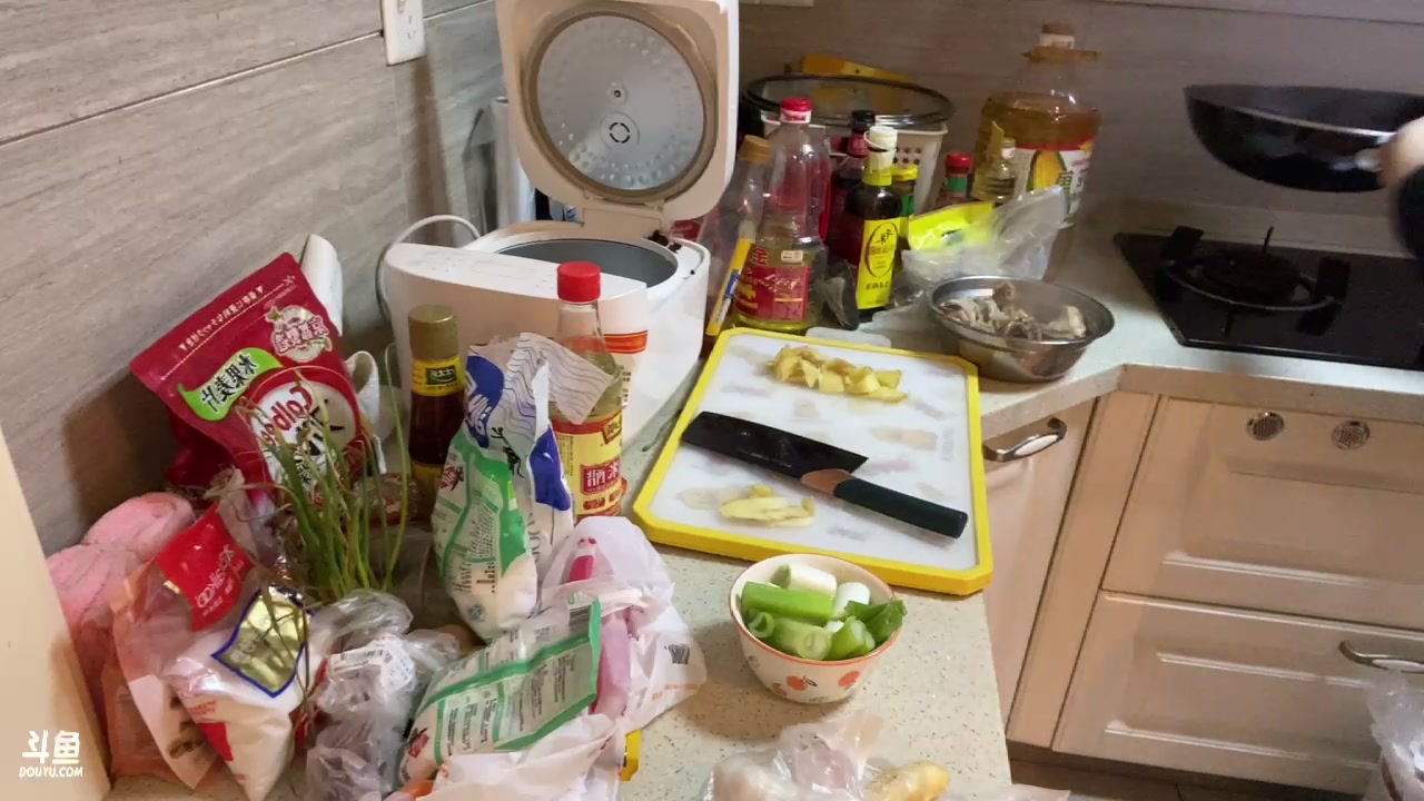 【2023-03-18 21点场】网友张顺飞：今晚9点厨房：小鸡炖蘑菇，酸辣土豆丝。