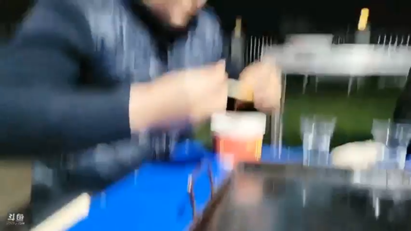 肖哥和兄弟们三个吃小龙虾和泥鳅，还猜拳真是快乐