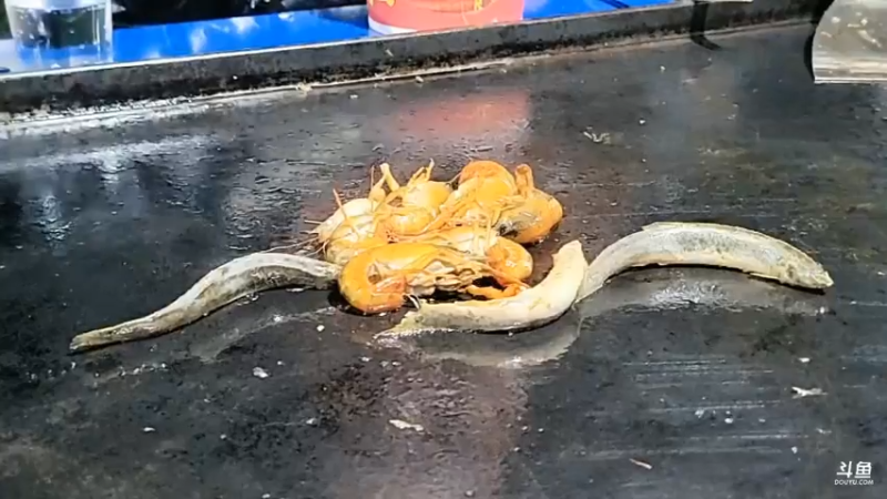 肖哥和大家直播看煎泥鳅和虾，有龙虾的味道