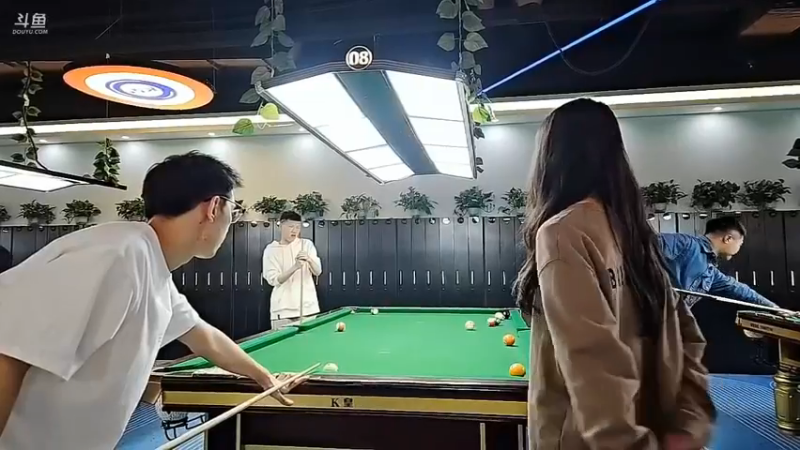 博哥等美女打台球，大家说只能信任等她了