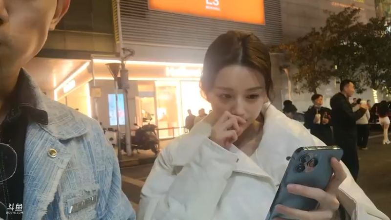 博哥和女朋友逛街，长沙人多啊