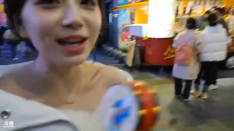 博哥和美女女朋友在长沙逛街