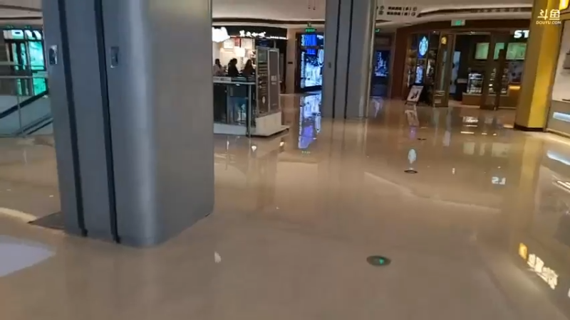 博哥带美女女朋友去买包，好像他做错了什么