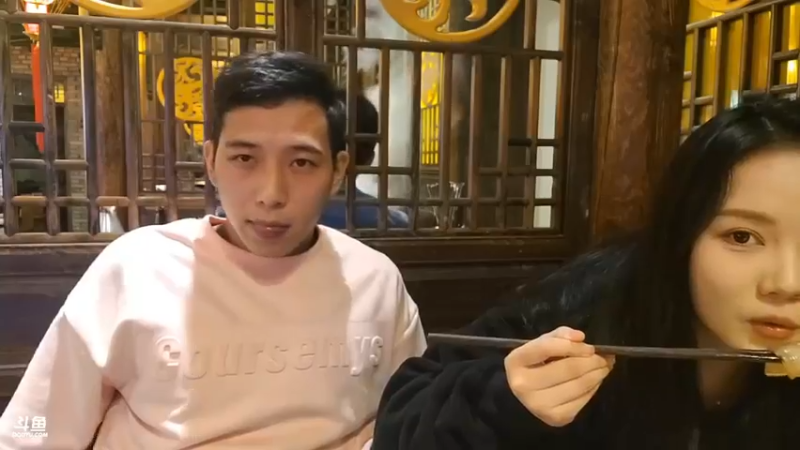 彪哥和美女吃饭，彪哥一杯啤酒就头晕了，搞笑啊