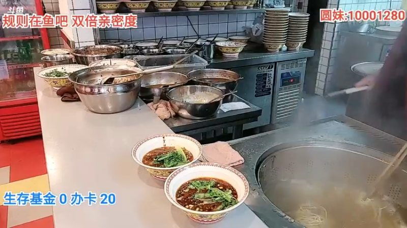 美女鹅妹和小姐姐吃粉，看起来好好吃