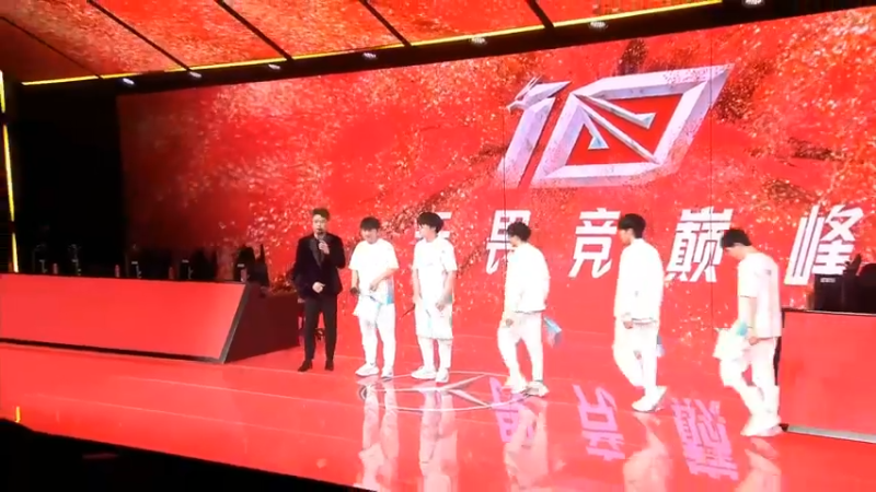 2023LPL春季赛粉丝上台和BLG选手合影